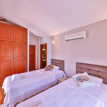 Villa Sunshine, Peninsula